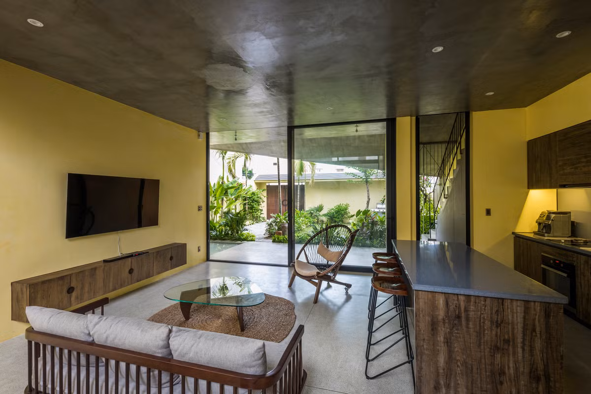 Các chi tiết như vườn nhiệt đới, mái ngói, tường vàng gợi nhớ về kiến trúc nhà ở tại phố cổ Hội An.