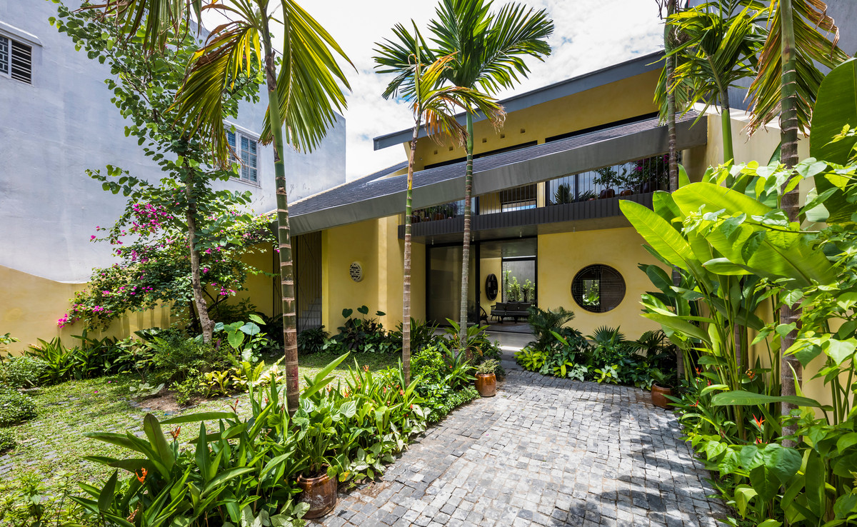 Căn nhà tiếp nối ý tưởng về sự luân chuyển giữa không gian sống và thiên nhiên, đưa con người đến gần hơn với thiên nhiên.