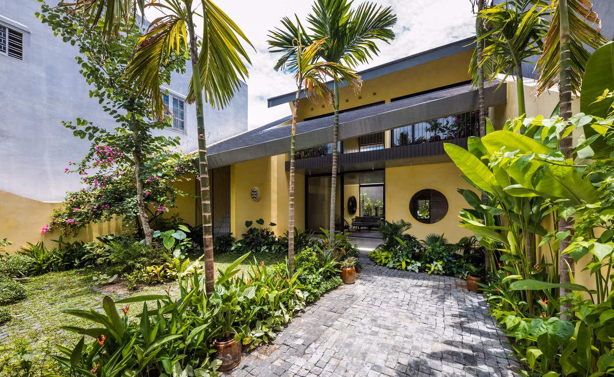 Căn nhà tiếp nối ý tưởng về sự luân chuyển giữa không gian sống và thiên nhiên, đưa con người đến gần hơn với thiên nhiên.