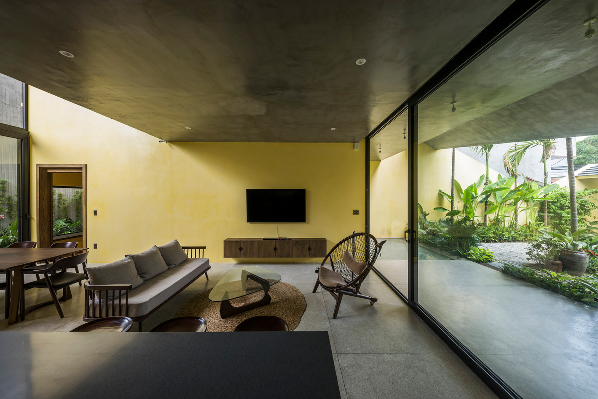 Khu vực tiếp khách, bếp, sân vườn được kết nối trực tiếp và tương tác tự nhiên với khoảng đệm nói trên.