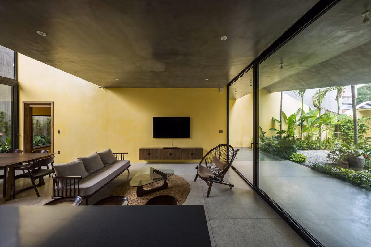 Khu vực tiếp khách, bếp, sân vườn được kết nối trực tiếp và tương tác tự nhiên với khoảng đệm nói trên.