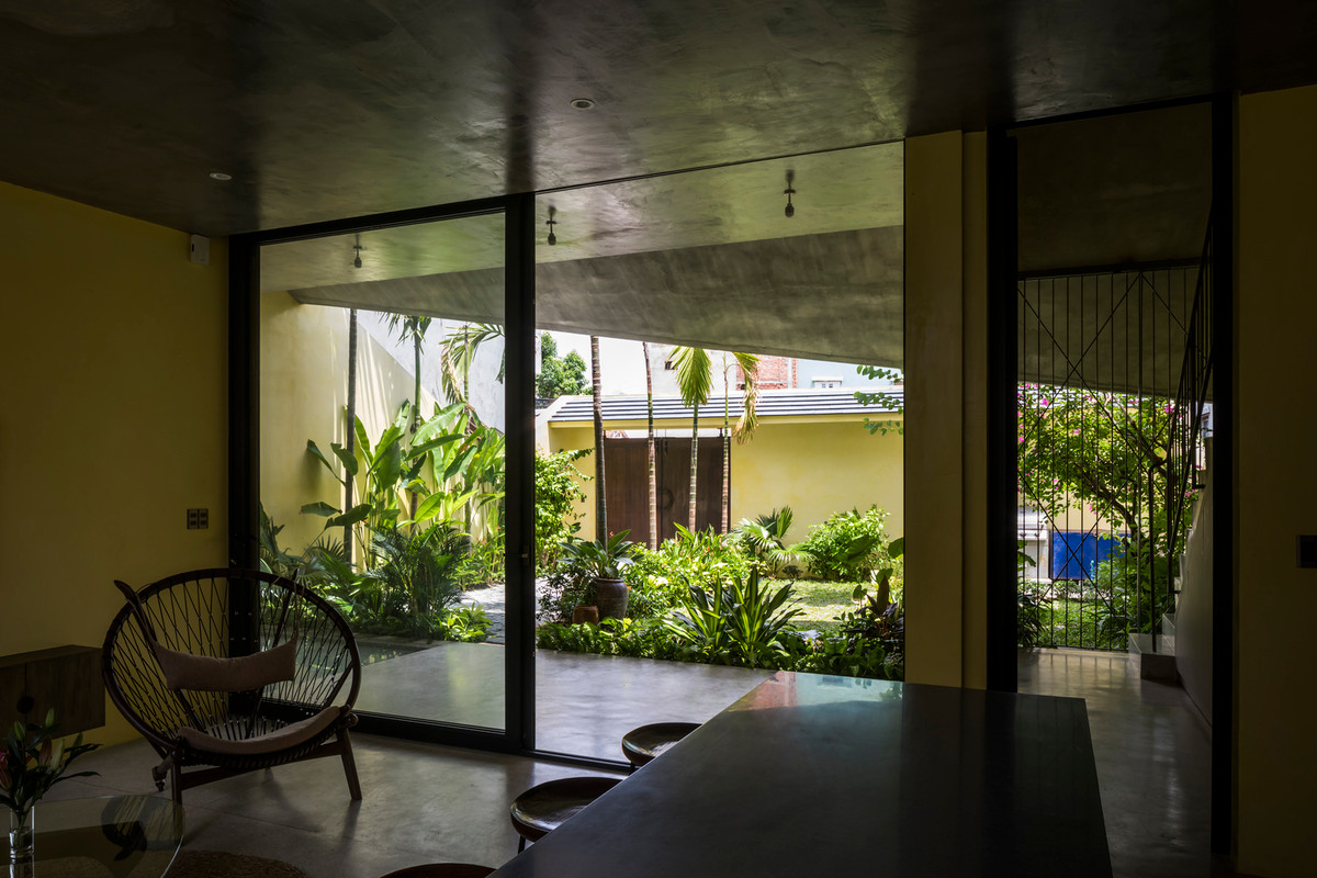 Các ô thoáng, hiên nhà, mặt nước tạo ra khoảng đệm tự nhiên trước khi vào nhà.