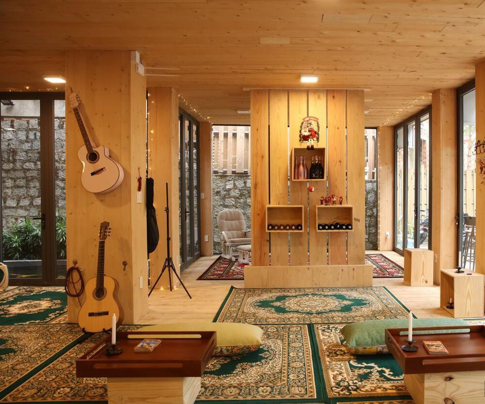 Căn biệt thự của Phan Như Thảo được xây dựng hoàn toàn bằng khung thép và gỗ, bốn mặt ốp kính; toàn bộ tường, sàn đều được ốp gỗ thông. Ảnh: Saostar