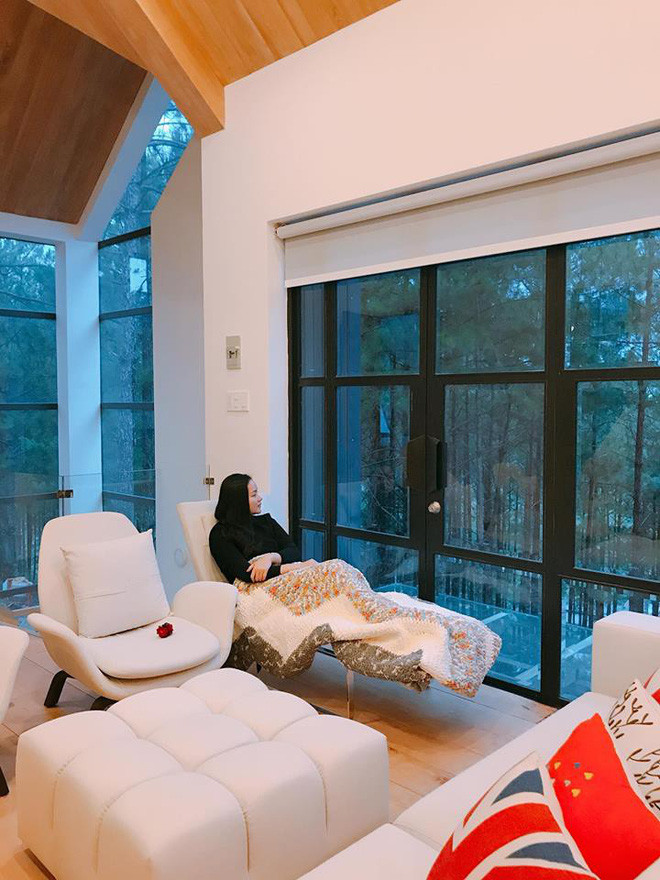 Với tiêu chí gần gũi thiên nhiên và con nhỏ có thể thoải mái chạy nhảy, căn biệt thự được bày trí với đồ nội thất hiện đại, sang trọng, view nhìn ra rừng thông. Ảnh: FBNV.