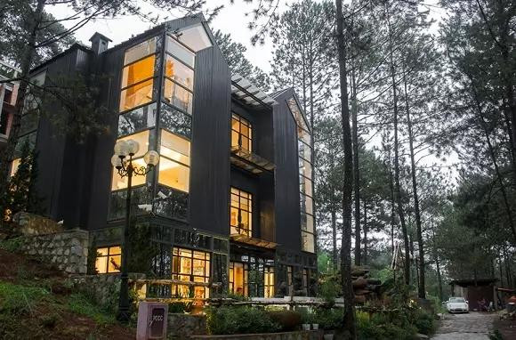 Năm 2019, cựu người mẫu được chồng đại gia tặng căn biệt thự rộng 100m2 với chi phí khoảng 25 tỷ đồng tại Đà Lạt, đặt tên là Villa Bồ Câu (theo tên con gái nhỏ). Ảnh: Vietnamnet