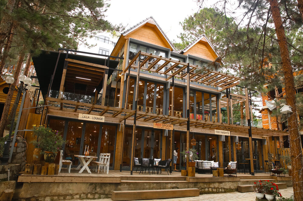 Tiếp đó, đại gia Đức An tặng vợ căn biệt thự gỗ rộng 800m2 được xây dựng trên đồi thông Đà Lạt. Ảnh: Saostar