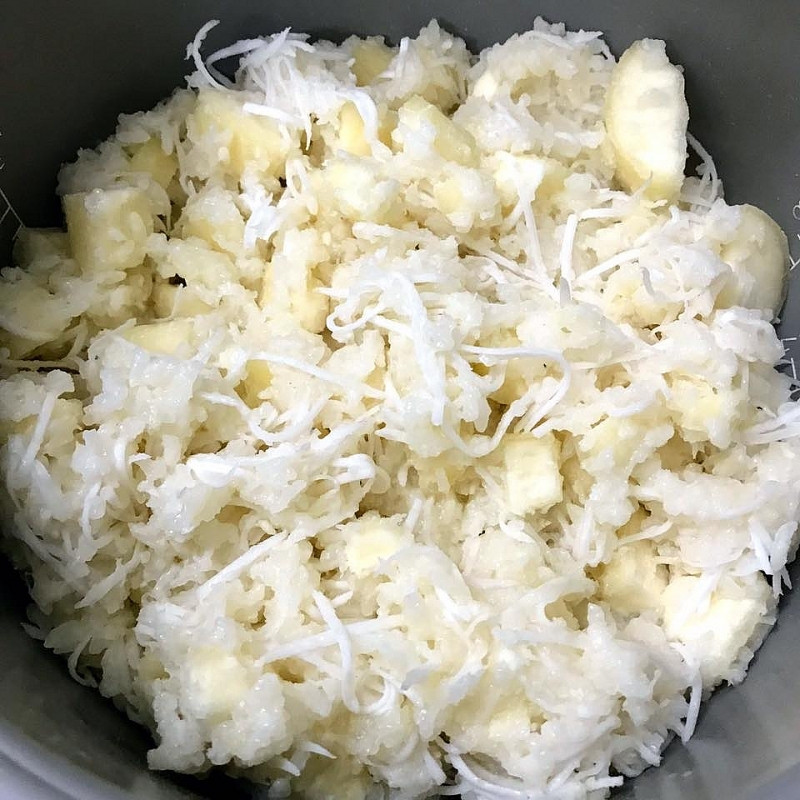 Xôi sắn là món ăn huyền thoại thời bao cấp. Ngày nay, tại Hà Nội không còn nhiều nhiều bán món ăn này. Ảnh: Baoxaydung.