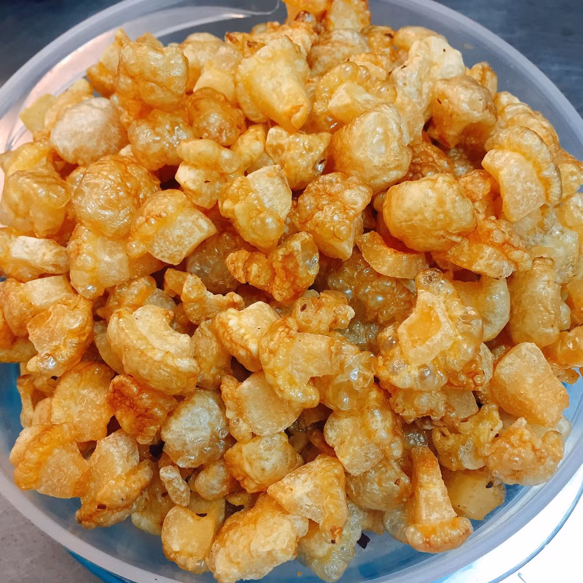 Tùy thuộc vào giá thịt lợn lên hay xuống, mà mỗi thời điểm, tóp mỡ sẽ có giá khác nhau, dao động 300.000 - 400.000 đồng/kg. Đáng chú ý, loại tóp mỡ đặc biệt có giá tới 500.000 đồng/kg. Ảnh: Facebook