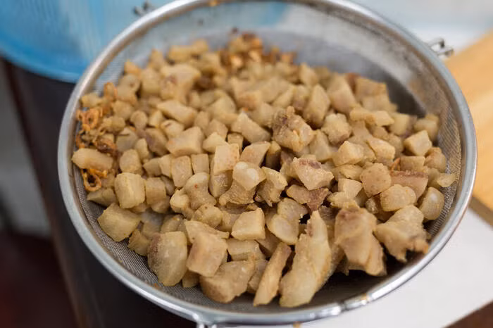 Nhiều người bán cho biết, chủ yếu làm tóp mỡ theo đơn đặt hàng của khách. Mỗi lần làm dư ra một ít thì rao bán. Nhưng cứ đăng đến đâu là hết đến đó. Ảnh: Facebook