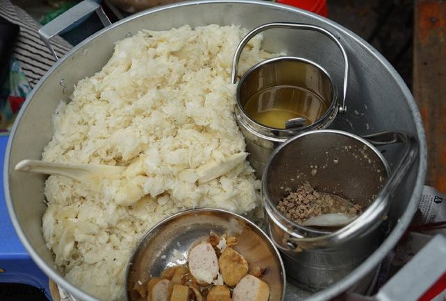 Quán mở bán vào 2 giờ chiều, và chỉ sau 3-4 tiếng là hết hàng. Ảnh: Khám phá.