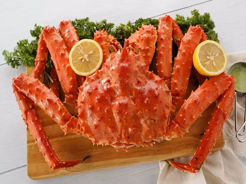 Tương tự, cua hoàng đế Alaska với giá 2 triệu đồng cũng được nhiều khách đặt với khối lượng 2-3 con/lần về làm tiệc. Nặng từ 2,5 - 4kg, mỗi con cua hoàng đế có giá tới gần chục triệu đồng. Ảnh: Haisan24h.