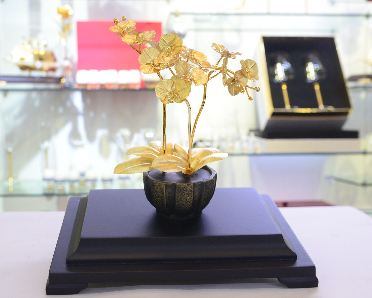 Cũng hơi hoa Tết nhưng một số đại gia lại lựa chọn lan hồ điệp được chế tác từ 100 đến 200 chỉ vàng 24K. Chậu lan bằng vàng đặc biệt này có giá lên tới cả tỷ đồng. Ảnh: Quavang.