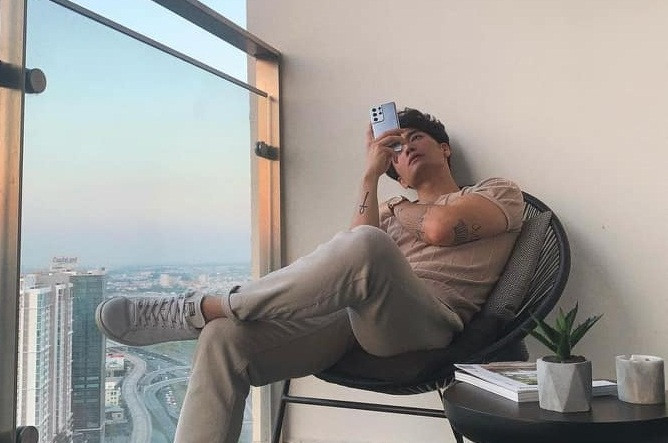 Bang chung Huy Tran dang song chung nha voi Ngo Thanh Van