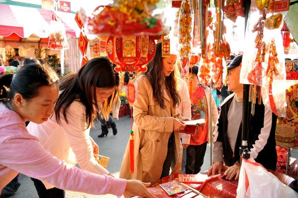 Để có danh sách các món đồ cần mua trong khoảng chi tiêu hợp lý, đừng ngại lên mạng tìm kiếm và so sánh giá cả. Việc làm này dù hơi mất thời gian nhưng rất hiệu quả để có thể tiết kiệm một khoản chi tiêu cho Tết.