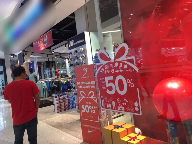 Do đó, thay vì đợi đến sát Tết, lúc giá cả tăng cao, bạn nên tranh thủ cập nhật các tin tức khuyến mại để săn được sản phẩm với giá "hời.