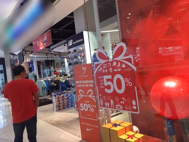 Do đó, thay vì đợi đến sát Tết, lúc giá cả tăng cao, bạn nên tranh thủ cập nhật các tin tức khuyến mại để săn được sản phẩm với giá "hời.