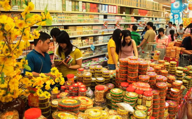 Mua sắm sát ngày Tết là sai lầm của rất nhiều người. Tốt hơn hết, hãy lên danh sách các thứ cần mua rồi chia ra thành nhiều đợt khác nhau.