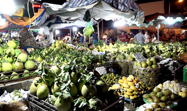 Vì thế, một giải pháp tiết kiệm tiền cho chị em là dậy sơm đi chợ đầu mối mua thực phẩm tươi sống với giá rẻ hơn 30% so với chợ dân sinh.