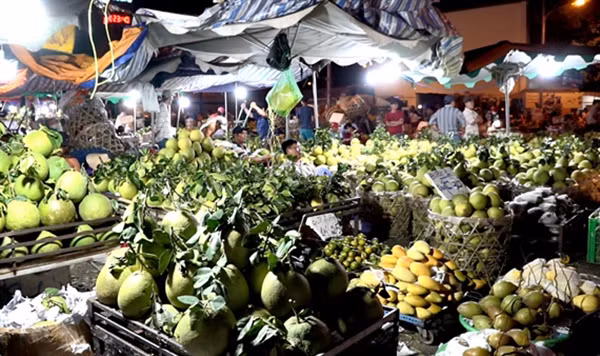 Vì thế, một giải pháp tiết kiệm tiền cho chị em là dậy sơm đi chợ đầu mối mua thực phẩm tươi sống với giá rẻ hơn 30% so với chợ dân sinh.