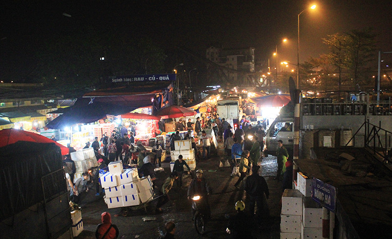 Chợ đầu mối là nơi tập trung đủ các mặt hàng, người bán nhập về số lượng lớn, giá cả hợp lý vì không qua khâu trung gian như ở chợ dân sinh.