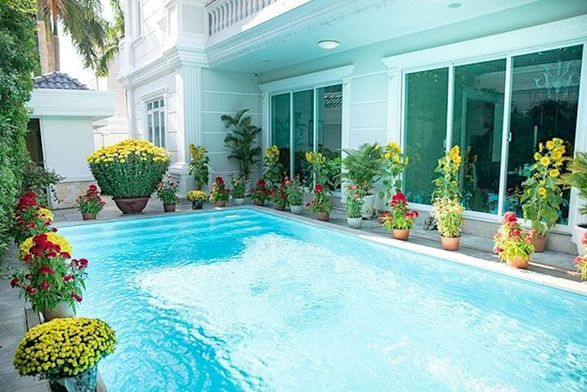 Trong biệt thự có một hồ bơi ngoài trời rộng rãi để thư giãn.