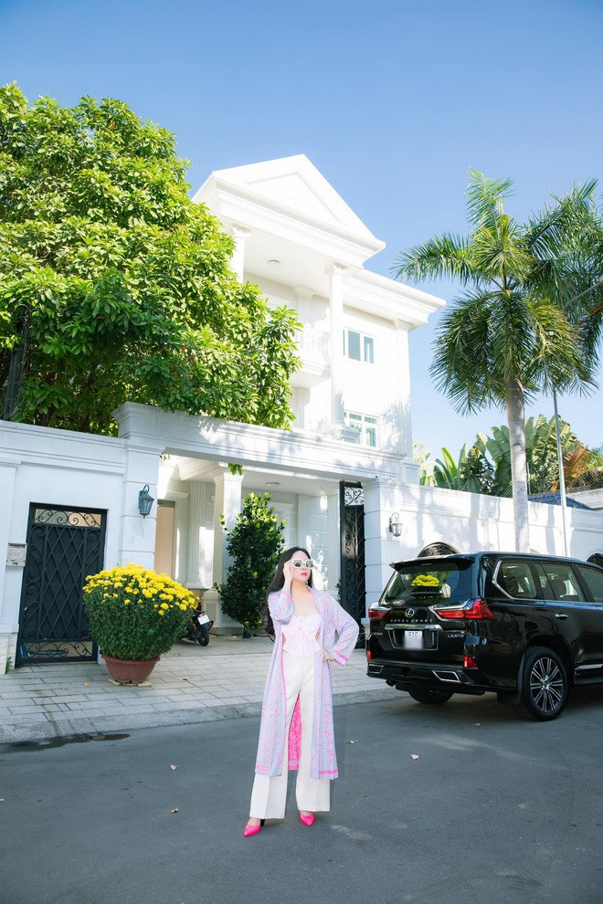 Biệt thự thiết kế hiện đại, mang phong cách châu Âu có khoảng sân lớn và trồng nhiều cây xanh.