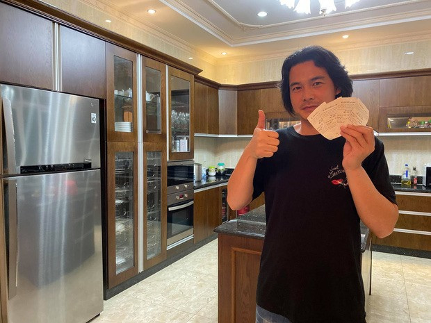 Phòng bếp ngăn nắp, gọn gàng với nội thất gỗ chủ đạo.