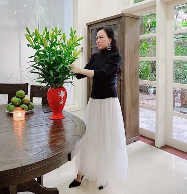 Phượng Chanel trổ tài cắm hoa.