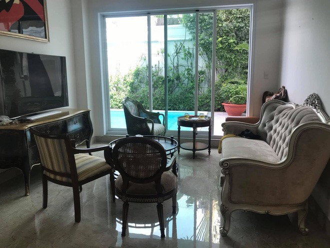 Phòng khách có cửa kính lớn với vew nhìn ra bể bơi.