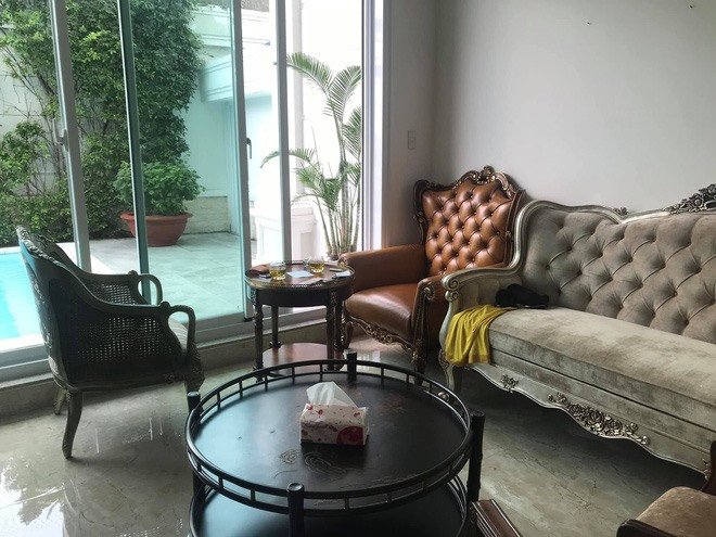 Sofa sang trọng và cổ điển.