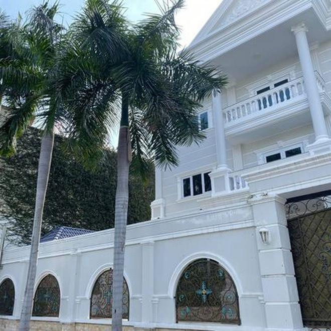  Quách Ngọc Ngoan - Phượng Chanel hiện sống trong căn biệt thự màu trắng tại TP HCM.