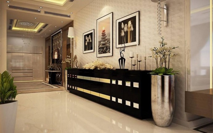 Hành lang được trang trí nhiều chậu cây cảnh và tranh.