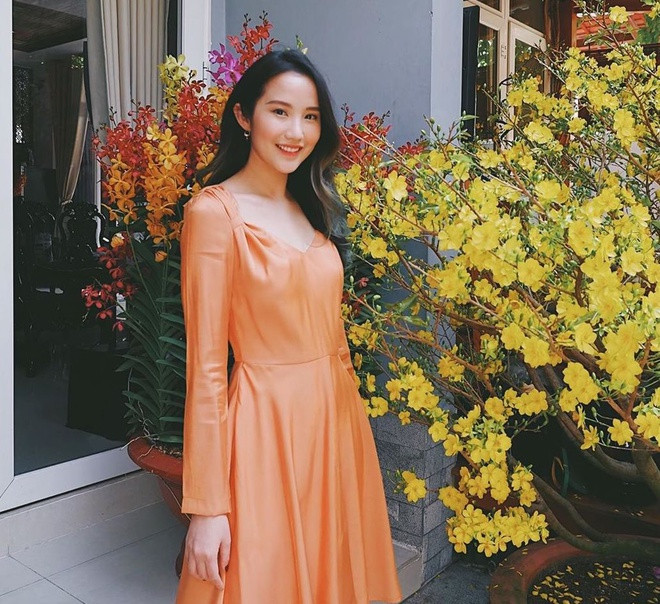 Tiểu thư Primmy Trương diện chiếc váy nhẹ nhàng, check-in bên cây mai để hưởng ứng không khí Tết.