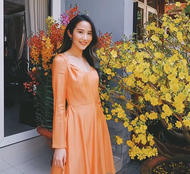 Tiểu thư Primmy Trương diện chiếc váy nhẹ nhàng, check-in bên cây mai để hưởng ứng không khí Tết.