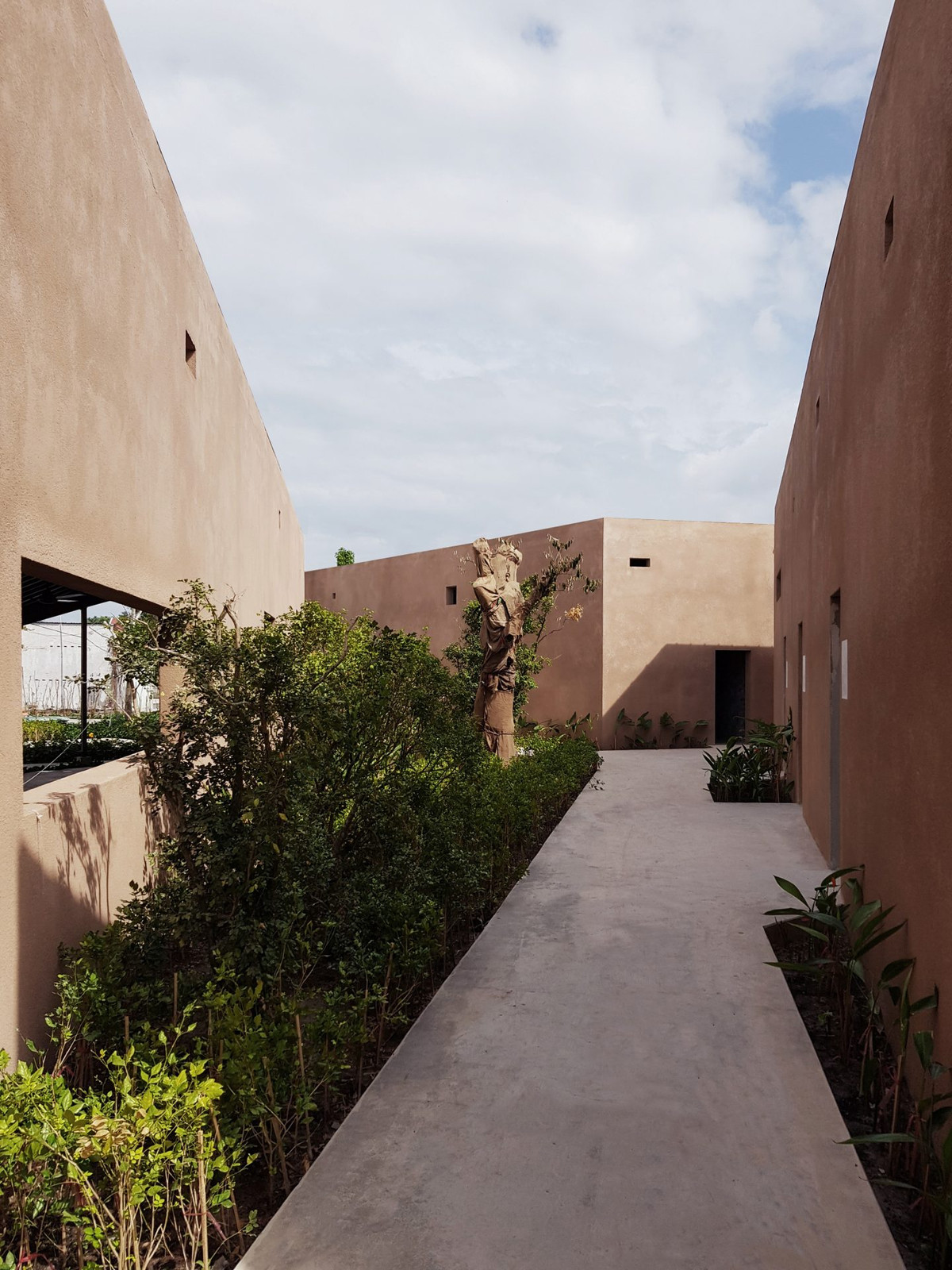 Các vách tường chạy xuyên suốt công trình giúp phân chia không gian chính và lối lưu thông.