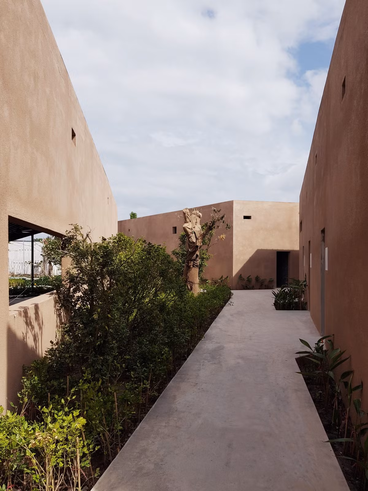 Các vách tường chạy xuyên suốt công trình giúp phân chia không gian chính và lối lưu thông.