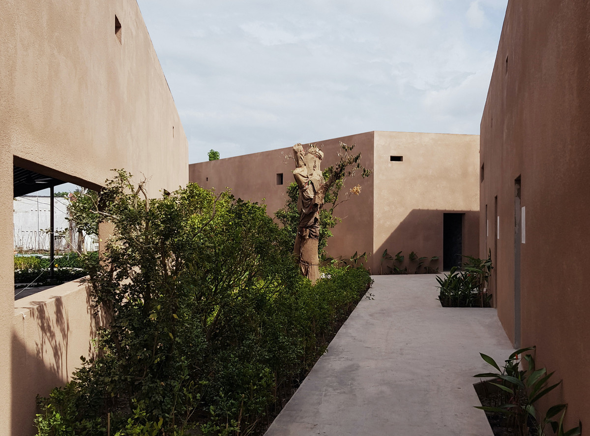 Thay vì tiếp cận kiến trúc bằng các cấu trúc sắt thép, kiến trúc sư tiếp cận kiến trúc với sự thủ công, thô mộc và cảm xúc.