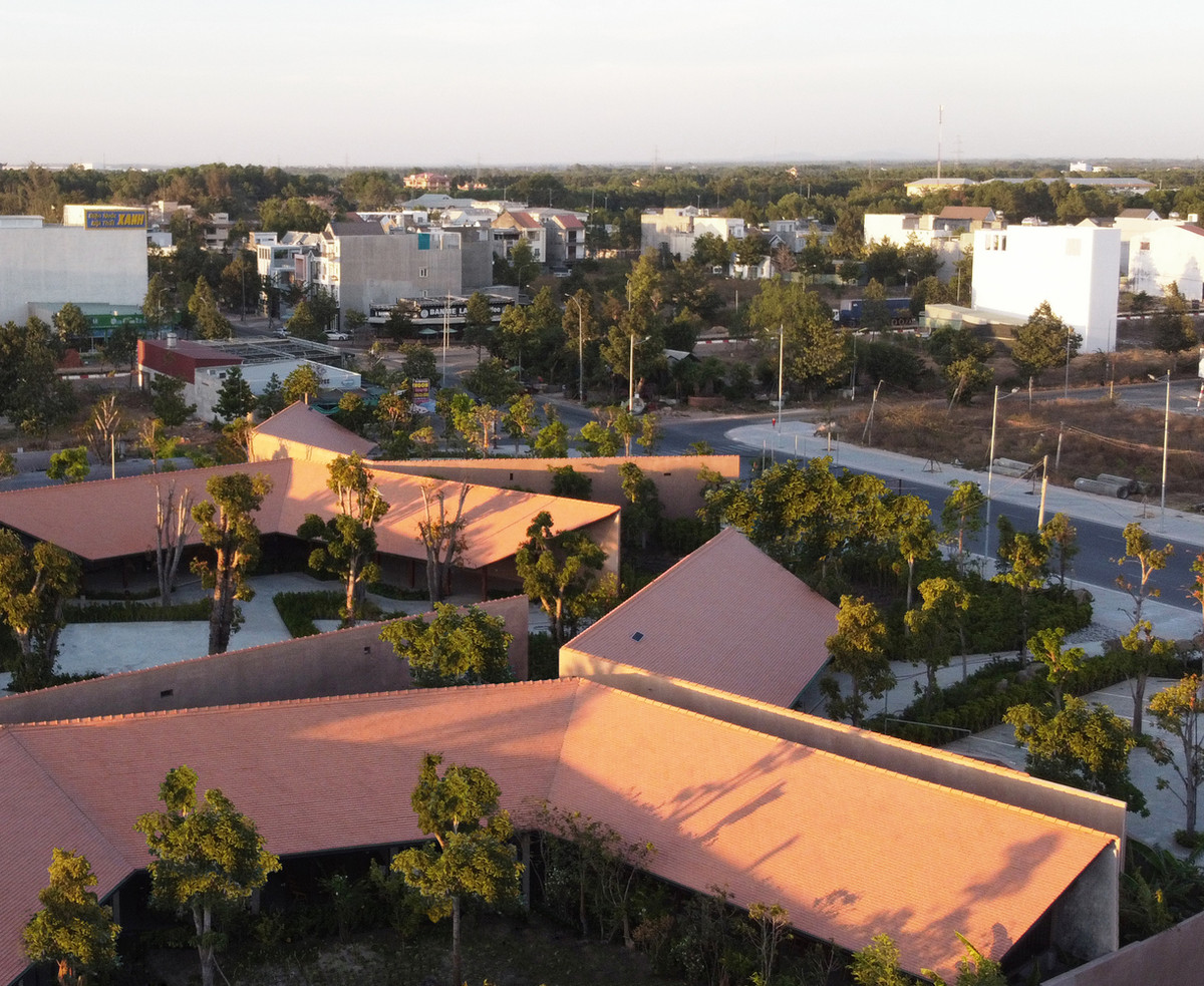 Khu phức hợp nằm trên khu đất 10,000m2, với đa chức năng công cộng, ăn uống, giải trí và vui chơi cho trẻ em.