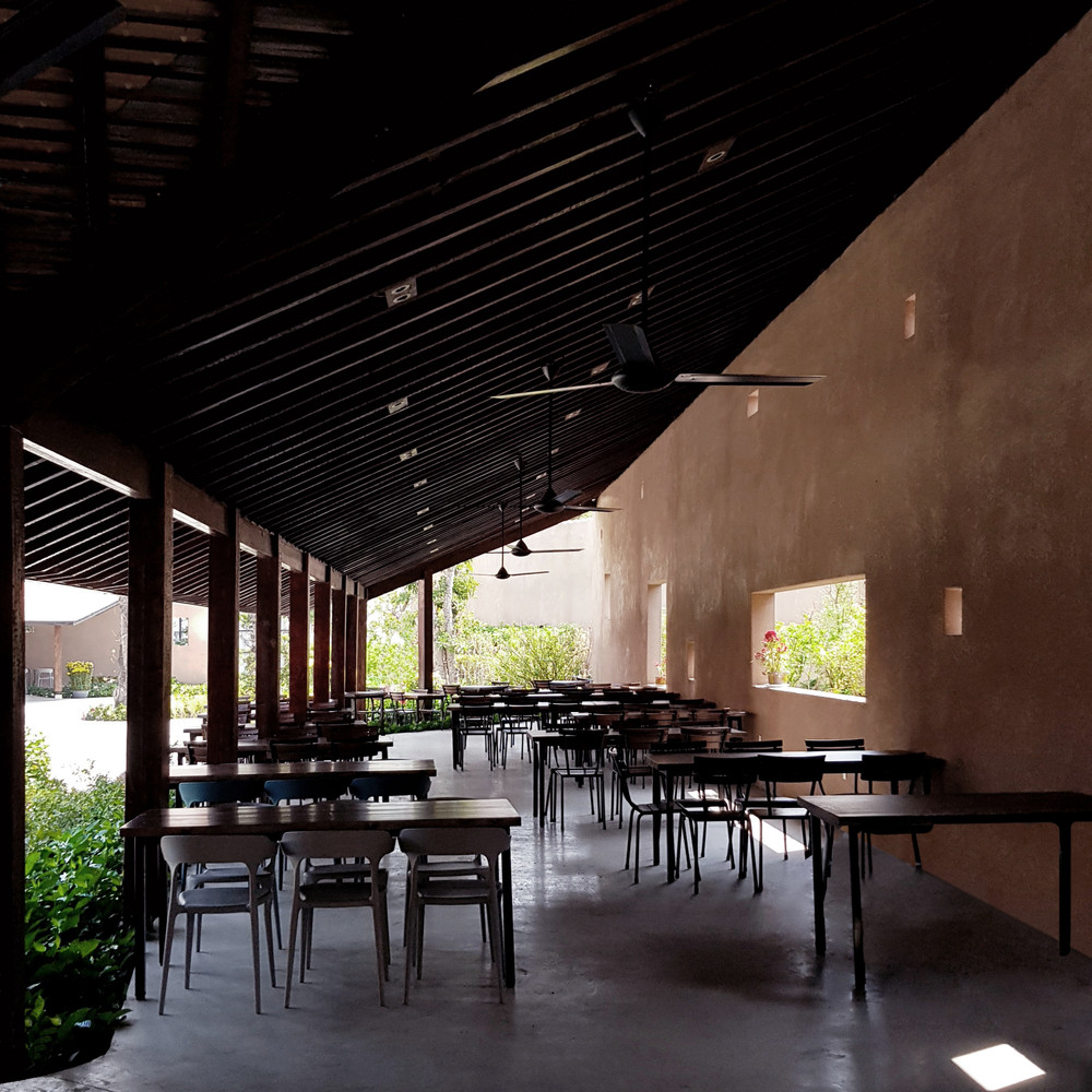 Bố cục công trình gồm các khối, phân thành nhiều cụm với chức năng khác nhau.