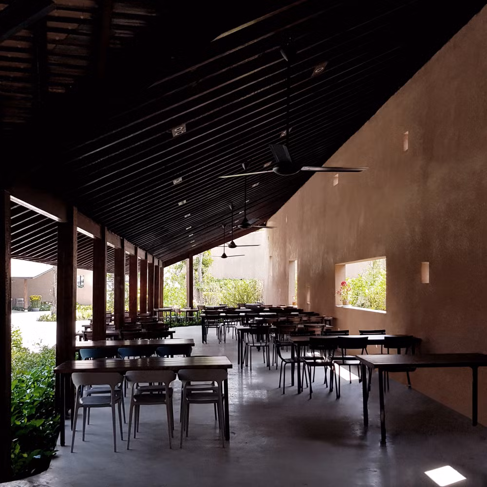 Bố cục công trình gồm các khối, phân thành nhiều cụm với chức năng khác nhau.