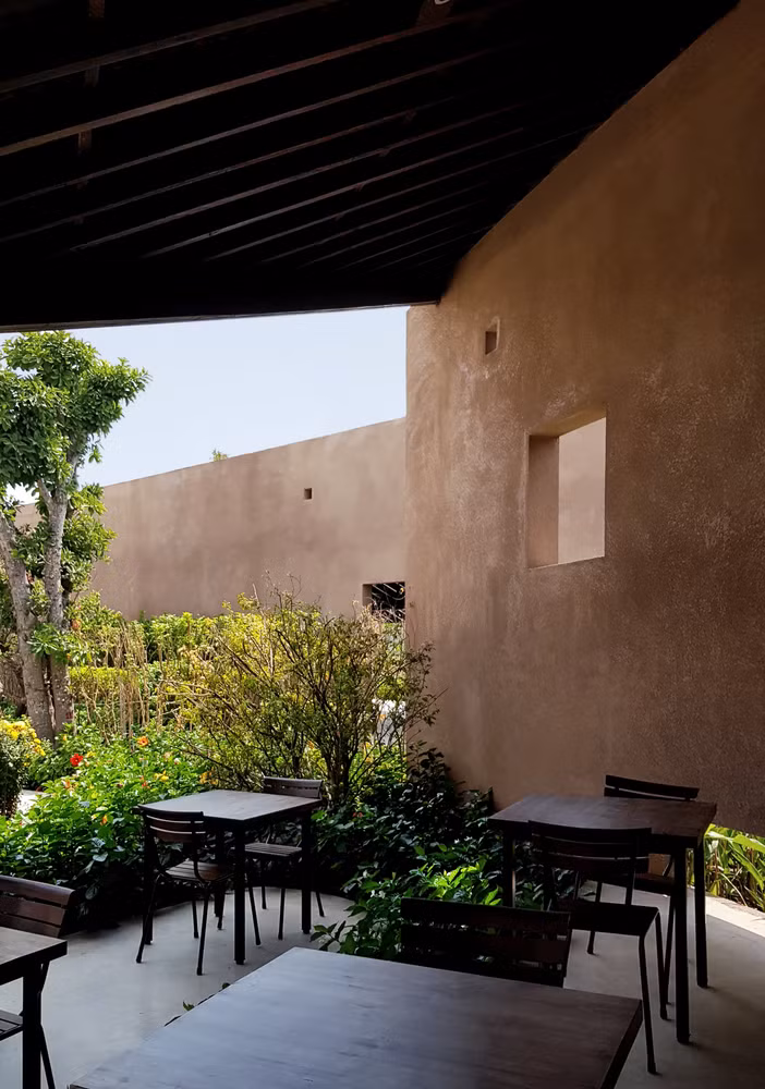  Công trình kiến trúc mang đậm chất thơ với những vật liệu thô mộc hòa quyện với nhau. Nguồn ảnh: Archdaily