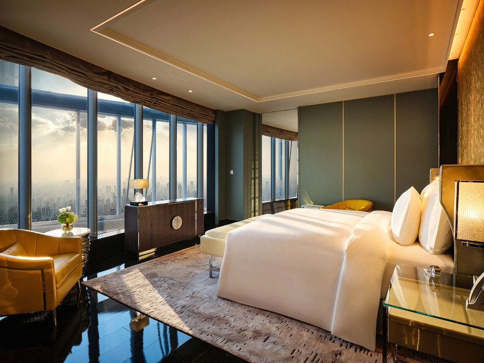 Khách sạn J Hotel gồm 4 loại phòng suite, trong đó đắt đỏ nhất là Shanghai Suite rộng 380m2. Ngoài phòng ngủ, Shanghai Suite còn trang bị phòng khách, phòng làm việc, nhà bếp, khu vực vật lý trị liệu và phòng quần áo riêng. Ảnh: J Hotel.