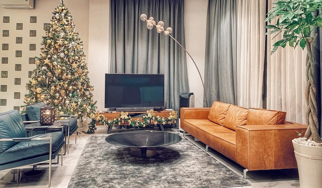 Bên trong, nam ca sĩ bài trí với nội thất sang chảnh. Phòng khách nổi bật với bàn trà tròn, thảm lông khổng lồ. Ảnh: Lao động.