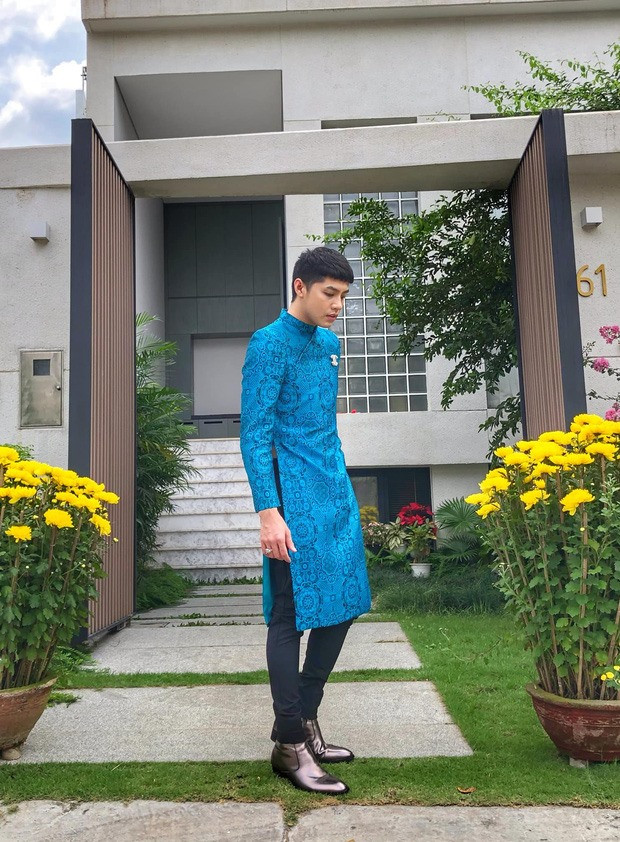 Sân vườn với thảm cỏ xanh và nhiều khóm hoa rực rỡ. Ảnh: Lao động.