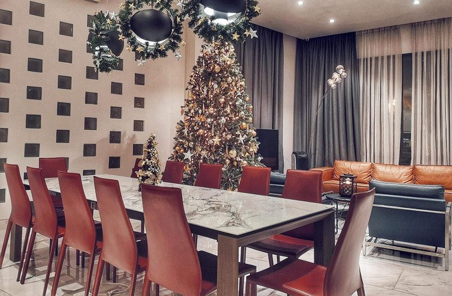 Cạnh phòng khách là bàn ăn lớn có mặt vân đá sang trọng, đủ chỗ ngồi cho hơn 10 người. Ảnh: Lao động.