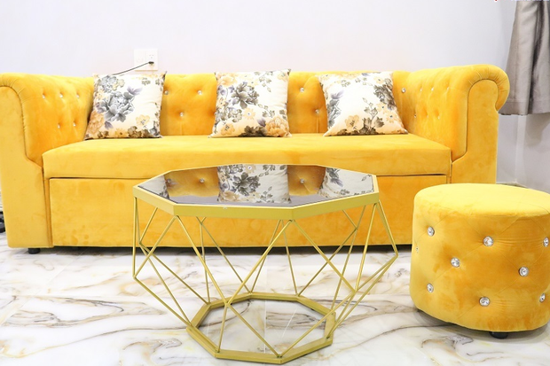 Bộ sofa vàng nổi bật đặt trên tầng hai là nơi quen thuộc Bảo Lâm ngồi livestream. Ảnh: Vietnamnet