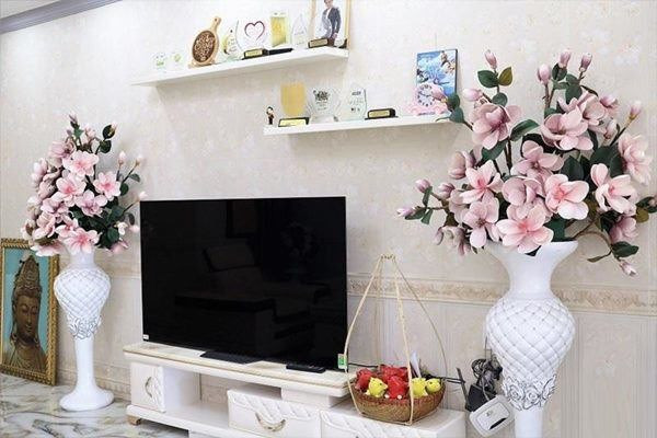 Kế bên phòng khách còn có tủ để trưng bày những đồ vật kỉ niệm. Ảnh: Lao động