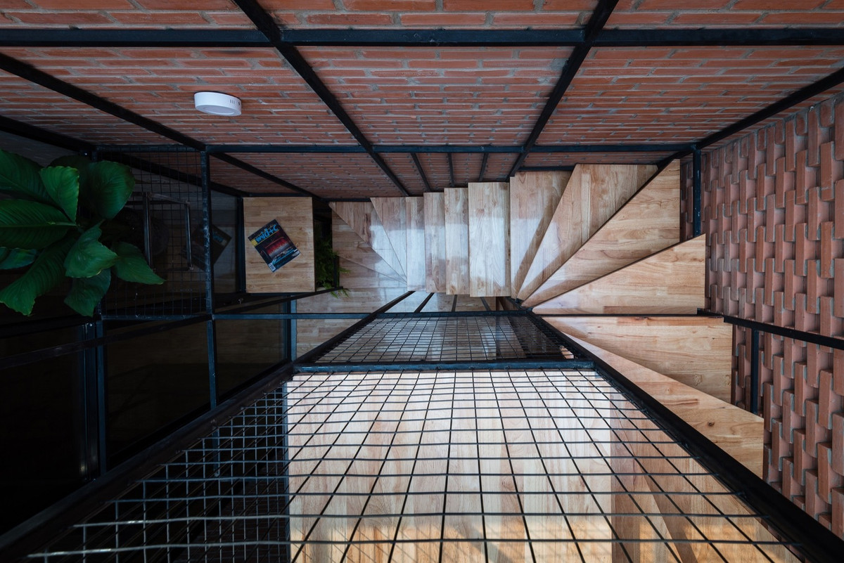 Ánh nắng chan hòa với những viên gạch mộc mạc tạo nên một không gian sống gần gũi, nhiều cảm xúc.