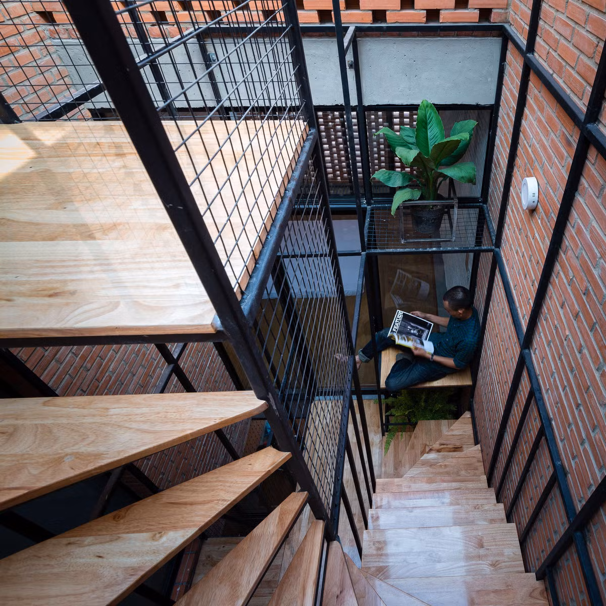 Những tia nắng mặt trời kết hợp gạch đỏ tạo cho Wasp House vẻ mộc mạc, gần gũi quen thuộc của làng quê Việt...Nguồn ảnh: Quang Dam