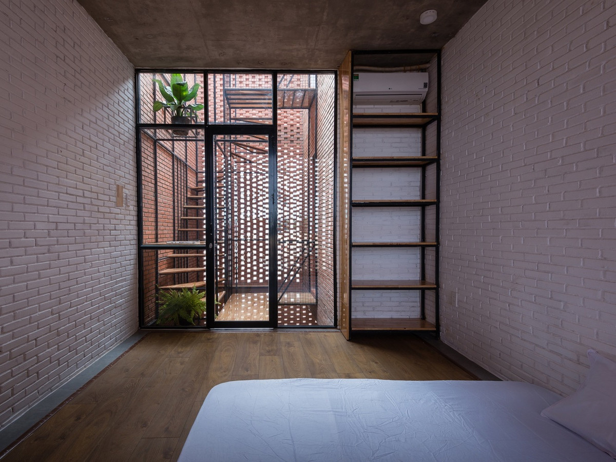 Phòng ngủ rộng thoáng và ngập tràn ánh sáng tự nhiên.